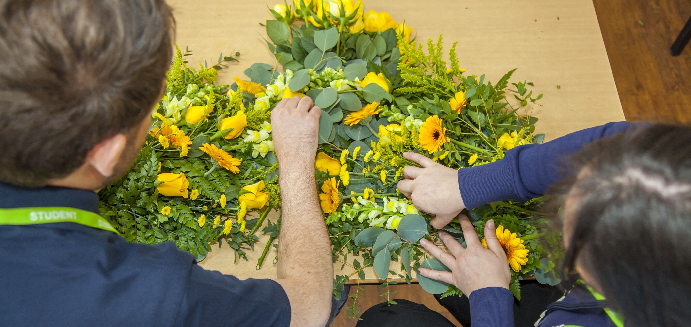 HAD_Landscape_Floristry_2_Students_arranging_flowers_002