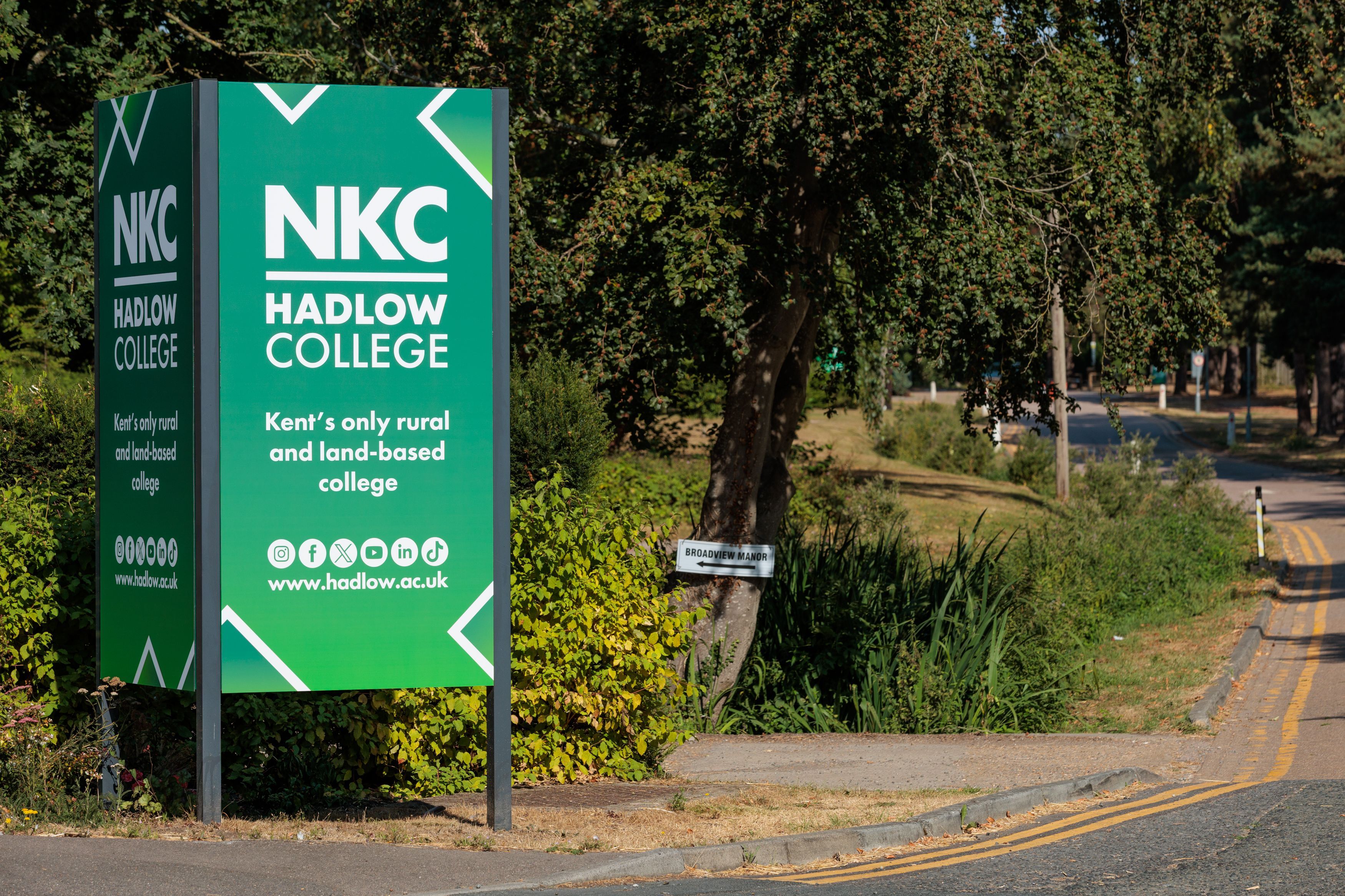 Hadlow_Landscape_Main_Entrance_Signage